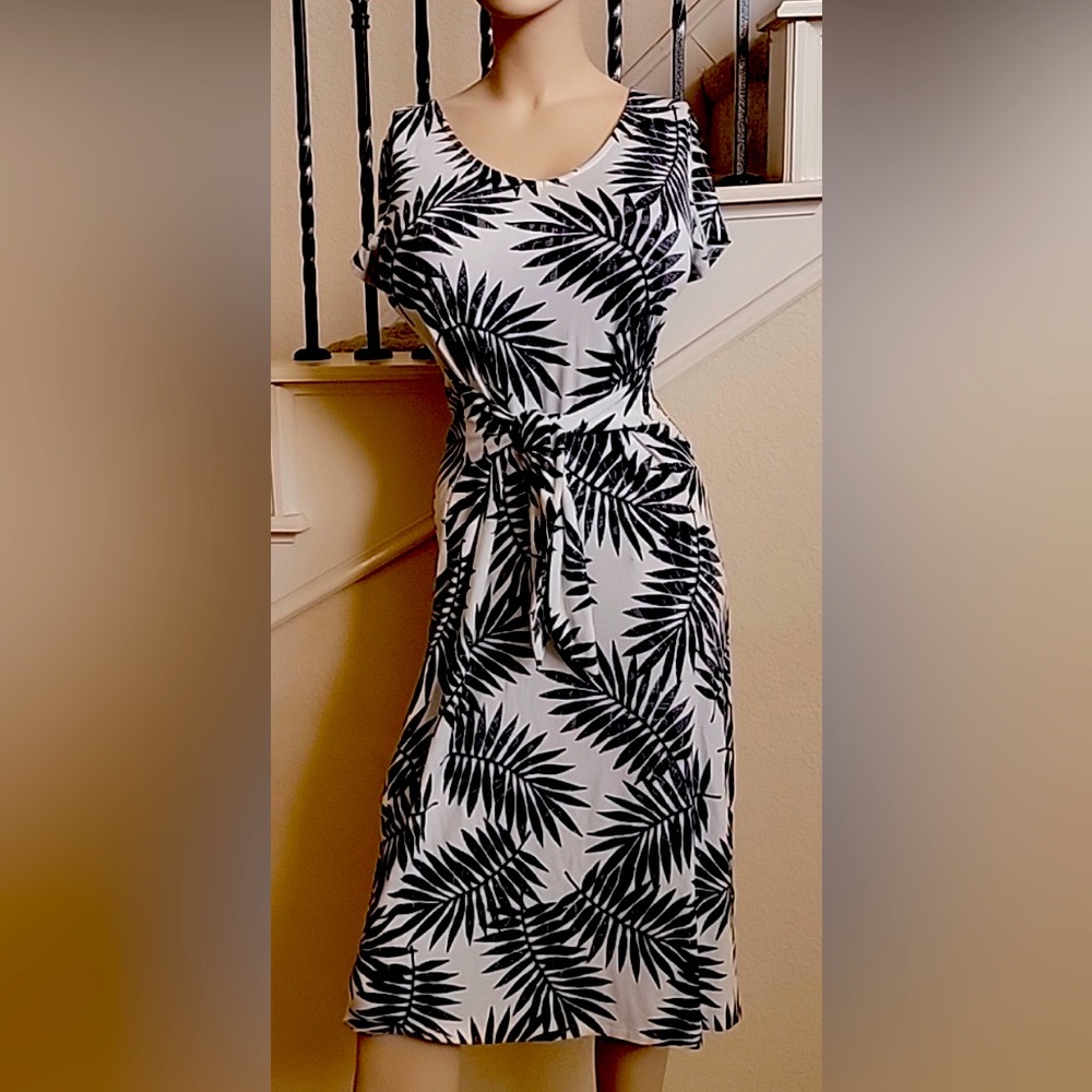 Beautiful fresh stretchy dress ideal for summer, beach or casual dinner